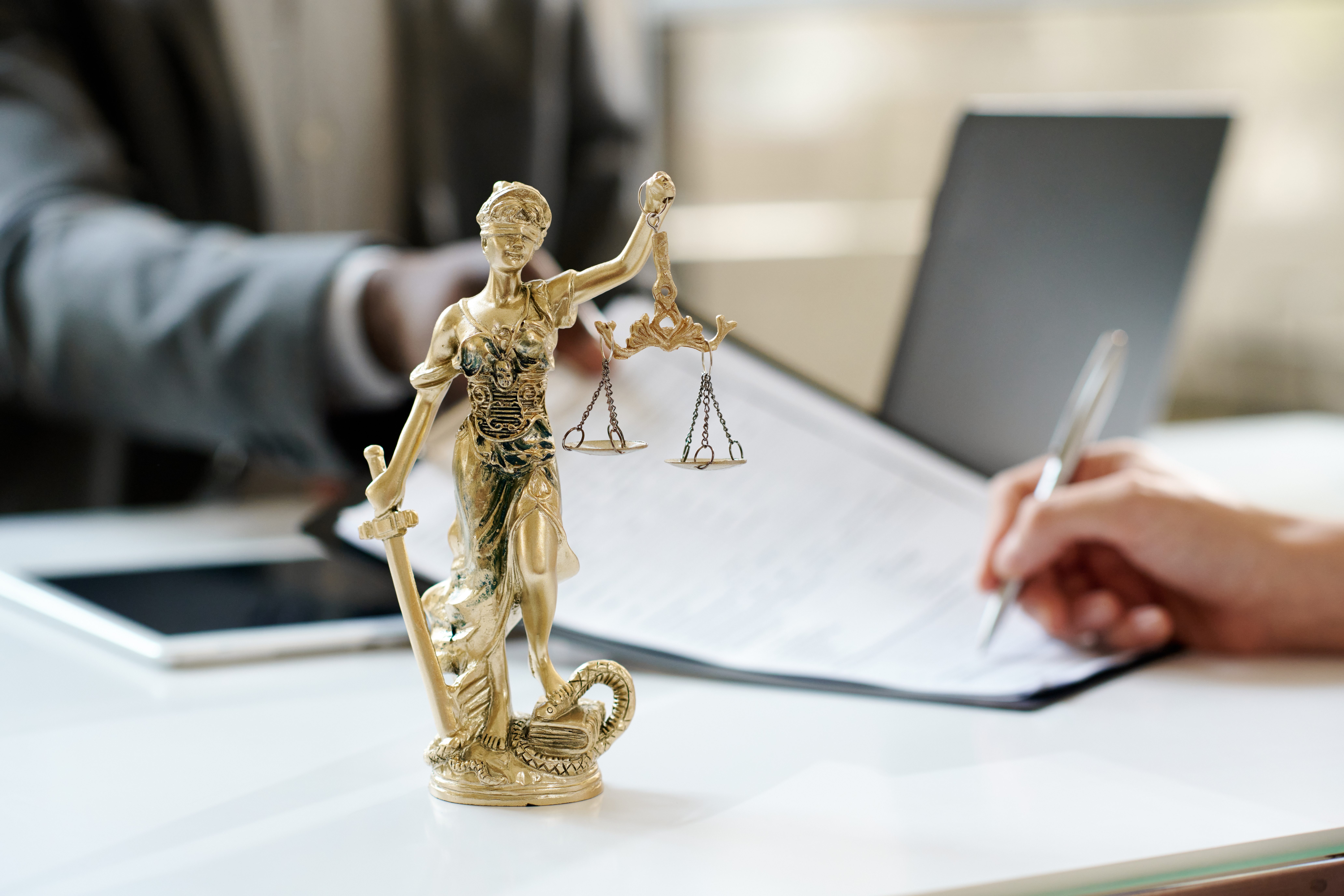 ¿Cómo se inicia una consulta legal?